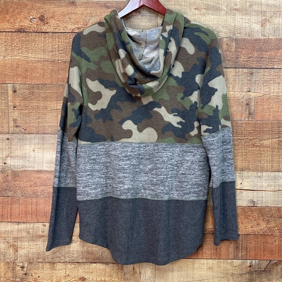 Hem & Thread Cozy Camo Contrast Hoodie NWT - Picture 4 of 5